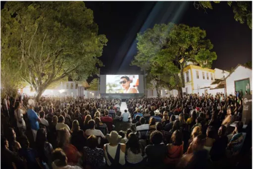 Figura 1: Projeções na praça de Tiradentes | Fotografia de Leo Lara 