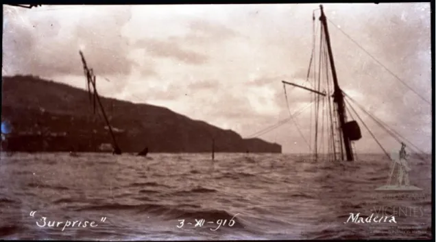 Foto 1 - A canhoneira Surprise a afundar na baía do Funchal. 1916-12-03. – Fonte: Arquivo Regional e  Biblioteca Pública da Madeira [adiante ABM], nº do inventário PER/1.500