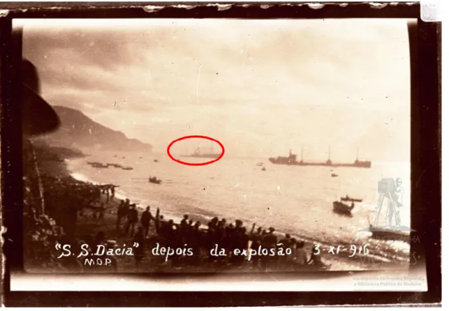 Foto 3 - O barco a vapor Dacia depois da explosão na baía do Funchal. 1916-12-03 – Fonte: ABM, nº do  inventário: VIC/1.502