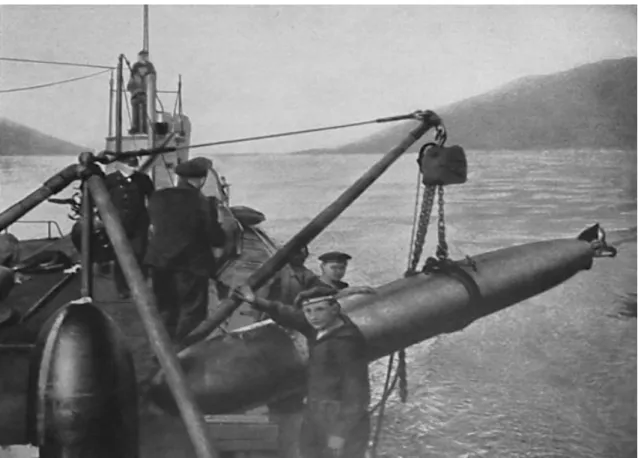 Foto 6: Torpedo a ser carregado no S.M. U 38 – Fonte: Valentiner, 1934: 69 [Fotógrafo Segundo-tenente  Wendlandt]