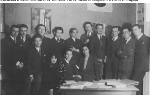 Figura 1  –  Fotografia do Grupo Surrealista de 1924 onde no primeiro plano estão Naville, Simone Collinet-Breton, Morise, Marie-Louise Soupault, e no segundo plano Baron, Queneau, Breton, Boiffard, de Chirico, Vitrac, Eluard, Soupault, Desnos e Aragon .