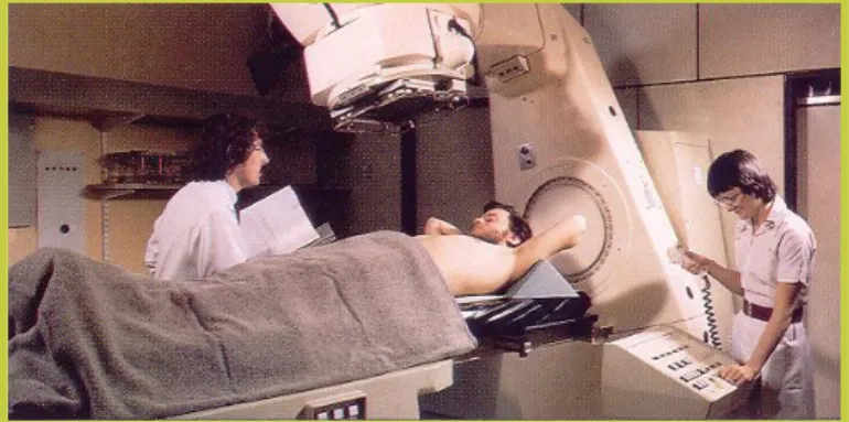 FIGURA  1:  Tratamento  com  radiações  ionizantes  numa  instalação hospitalar (teleterapia)