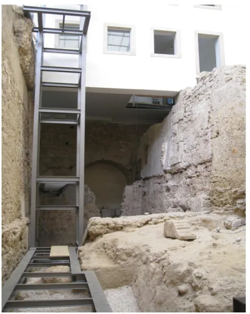 Fig. 5 Perspetiva  de poente  para  nascente  do pátio do museu,  encontrando-se  a escavação  arqueológica  concluída  e estando  a ser instalado  o respetivo  passadiço  metálico