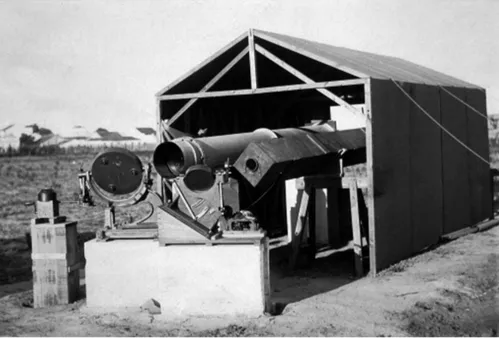 Figura 6: Instrumentos utilizados pela equipe britˆanica nas medic¸˜oes realizadas durante o eclipse total do Sol, em de 29 de maio de 1919