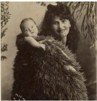 Figura 4 - Ani Doherty carrega seu filho nas  costas, em 1899.