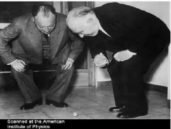 Figura 1 - Foto feita na inaugura¸c˜ ao do novo instituto de F´ısica da Universidade de Lund, Su´ ecia, em 31 de maio de 1951, onde  Wolf-gang Pauli e Niels Bohr observam o movimento do pi˜ ao “tippe top” [1].