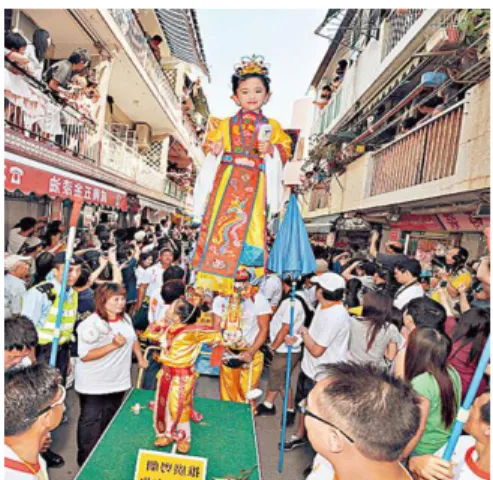 Fig. 3 - Cortejo em Hong-Kong, com uma rapariguinha representando a imperatriz 16