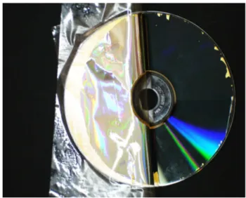 Figura 1 - O CD grav´ avel, com sua pel´ıcula protetora sendo re- re-tirada por meio de fita adesiva.
