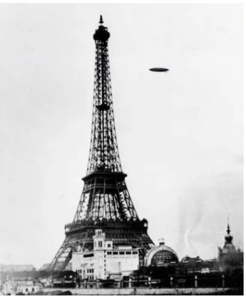 Figura 1 - Em 19 de outubro de 1901, a bordo do N◦ 6, Santos Dumont circula a Torre Eiﬀel e comprova ao mundo a  dirigibi-lidade dos bal˜ oes! (Fonte: Mus´ee de l’Air et de l’Espace / le Bourget).