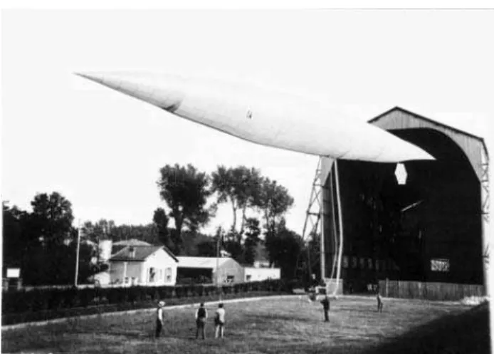 Figura 2 - O “14-a” em sa´ıda do hangar de Saint Cloud, no dia 12 de junho de 1905 (Fonte: Museu Paulista).