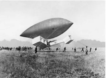 Figura 4 - Em julho de 1906, Santos Dumont experimenta o “14- “14-bis” em Bagatelle (Paris, Fran¸ca) (Fonte: Mus´ee de l’Air et de l’Espace / le Bourget).