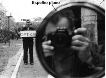 Figura 14 - Fotografia mostrando a objetiva da máquina fotográfica localizada em frente a um espelho plano.