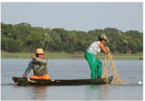 Figura 04 – Soltando a rede para fazer o  lanço. Lago do Cleto, RDS Mamirauá.  Cré-ditos: Edna Alencar (2015).