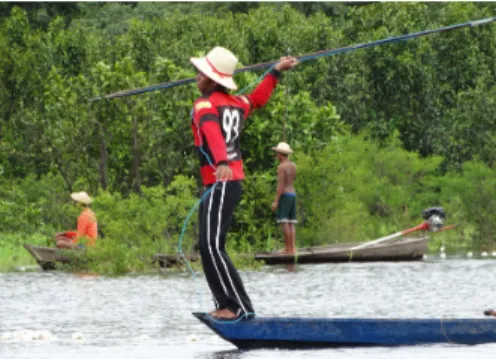 Figura 05 - Jovem pescando no lago do  Cleto, RDS Mamirauá. Créditos: Edna  Alencar 2016.