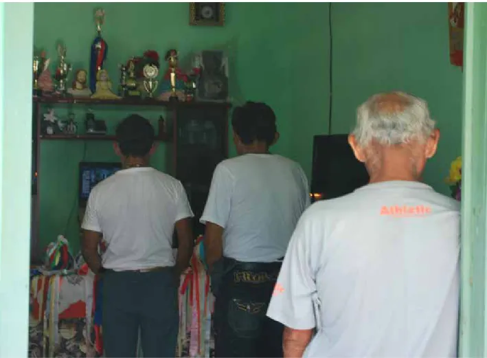 Figura 5. Os Esmoleiros recebem as imagens do Divino Espírito Santo que são trazidas  em procissão e as colocam numa espécie de altar montado, especialmente para este fim,  na residência acolhedora