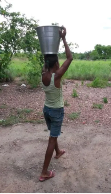 Figura 02: Quilombola levando água do poço para sua casa com a lata d’água na cabeça. 