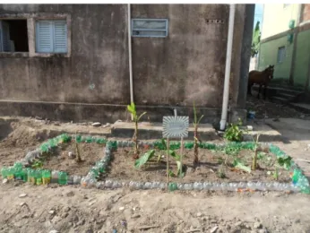 Figura  16.  Construção  de  um  rebordo  no  tanque  de  evapotranspiração,  com  garrafas  pet,  para  impedir  a  entrada  de  águas  pluviais, no condomínio Amizade, Paratibe,  João Pessoa, PB