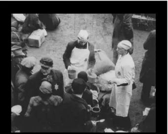 Figura 4 – Distribuição de comida a judeus que acabaram de chegar a Terezín  (1944). Fotografia do arquivo do United States Holocaust Memorial Museum  De acordo com Fernandes, o desenho de Liana Franklová (Figura 1) expressou de  forma  mais  simbólica  e 