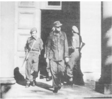 Fig.   3:   Prisioneiros   alemães   saindo   de   uma   sinagoga   após  trabalharem  na  limpeza
