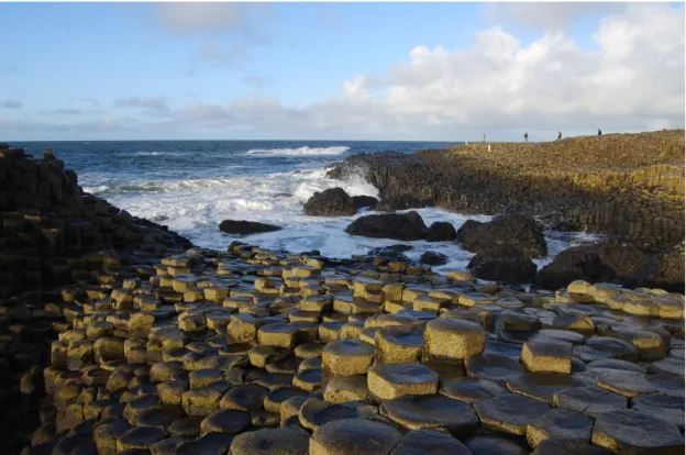 Fig. 1 – Calçada dos Gigantes, Irlanda do Norte - Conjunto de cerca de 40 000 colunas prismáticas de basalto  resultantes de uma erupção vulcânica ocorrida há cerca de 60 milhões de anos