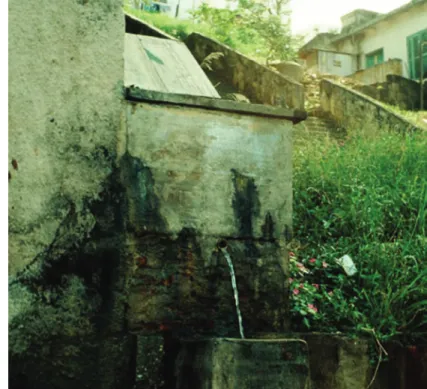 FIGURA 4 -  Nascente de  água existente no bairro  do Sumaré, em São  Pau-lo, que foi desativada em  função de conﬂitos de  vizinhança com pessoas  em situação de rua que  utilizavam a água para  atendimento de suas  demandas de higiene  pessoal