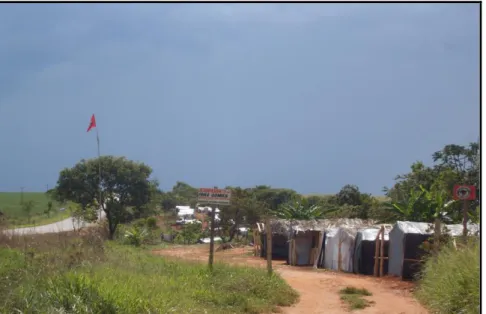 FOTO  1  –  Ipameri  (GO):  acampamento  as  margens  da  rodovia  GO-213.  O  acampamento  fica  em  frente  uma  empresa rural de produção de soja