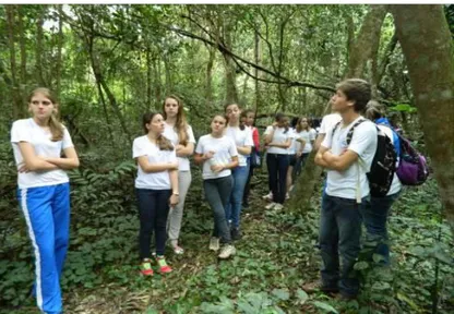 Figura 4: Trilha Ecológica na ARIE- Santa Helena, com uma Turma de Ensino Médio  Fonte: Keili Lucí Rocha (2015) 