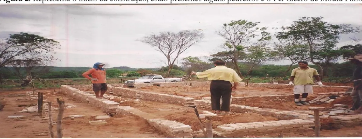 Figura 2: Representa o início da construção, estão presentes alguns pedreiros e o Pe. Cícero de Moura Filho 