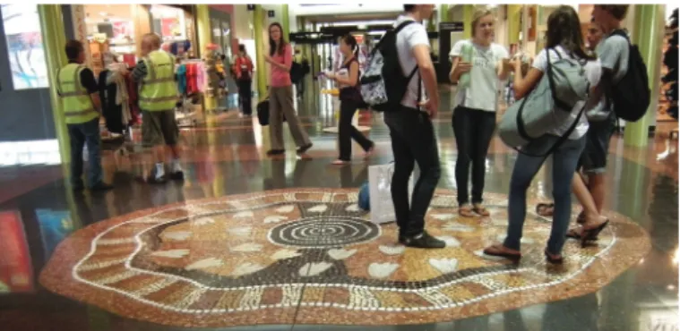 Figura 1. Aeroporto de Alice Springs, no centro da Austrália,  decorado com iconografia tradicional do deserto