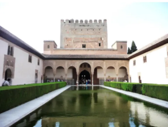 Figura 20 ‒ Patio de Los Arrayanes (la alberca en el eje  central y al fondo la torre de Comares)