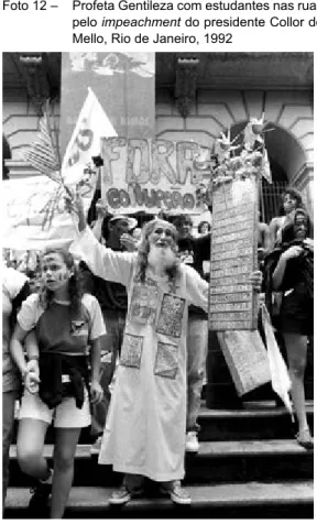 Foto 12 –  Profeta Gentileza com estudantes nas ruas  pelo impeachment do presidente Collor de  Mello, Rio de Janeiro, 1992 
