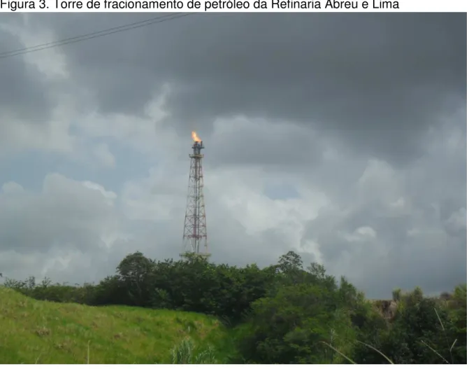 Figura 3. Torre de fracionamento de petróleo da Refinaria Abreu e Lima 