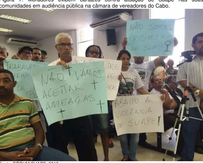 Figura  7.  Moradores  exibem  cartazes  contra  atuação  de  Suape  nas  suas  comunidades em audiência pública na câmara de vereadores do Cabo