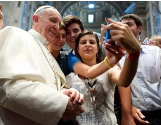 Figura 1: Papa Francisco participa numa selfie rodeado de jovens no Vaticano.  