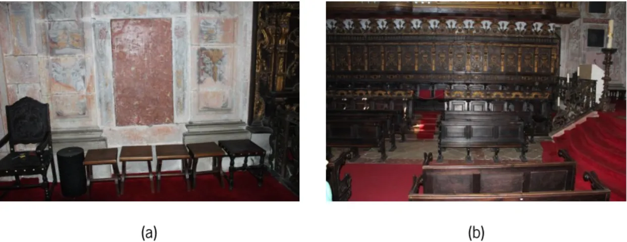 Figura 3.9 – Vista interior da capela-mor: (a) pormenor da parede de alvenaria; (b) aspeto geral do cadeiral