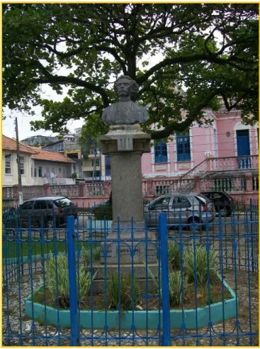 Foto 16 – Busto do poeta baiano Castro Alves, ao fundo  Biblioteca Municipal. Praça Castro Alves, Ilhéus-BA