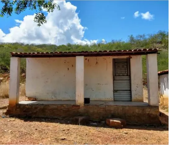 Figura  05  Casa  de  apoio  construída  pelo  ITERAL  às  margens  do  lago  de  Xingó,  no  Assentamento  Lameirão  para dar apoio às famílias envolvidas no projeto de criação de tilápias em tanques-rede