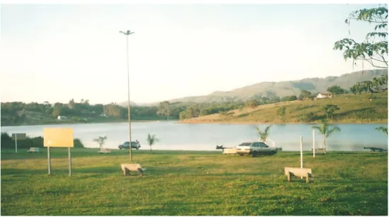 Figura 06 - Área verde de Delfinópolis com bancos para descanso