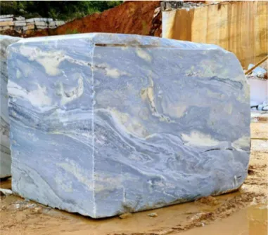 Figura  1  -  Bloco  de  mármore  comercial  produzido  na  pedreira  em  estudo,  conhecido comercialmente como “Calcite Blue” 