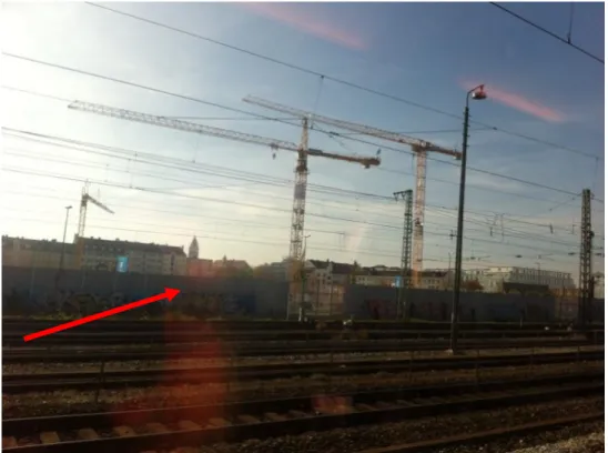 Figura 1 - Ao fundo, barreira de redução de ruídos em um trecho de ferrovia alemão. 