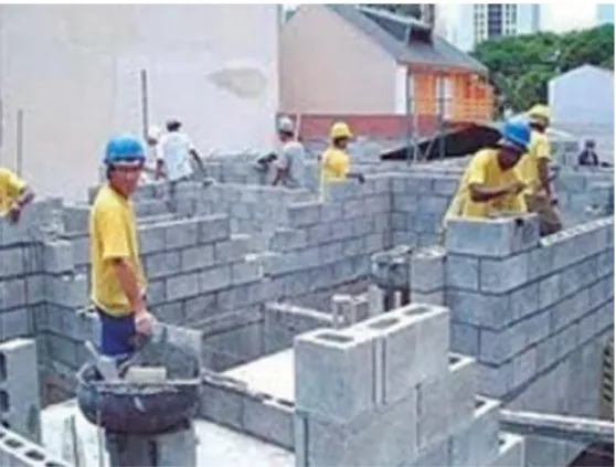 Figura 5.3: “Execução de paredes em alvenaria estrutural com blocos de concreto” 