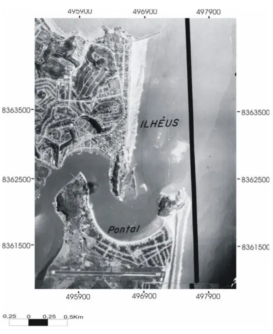 Figura 5 - Fotografia aérea de 1964, destacando a construção do Porto do Malhado e o acúmulo  de sedimentos na porção emersa da praia da Avenida