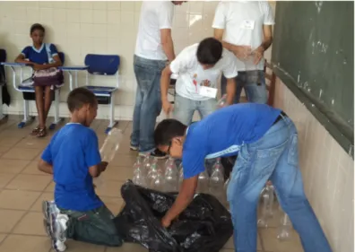 FIGURA 2 – Oficina de Puff de garrafa PET em ação na Escola Estadual de Ensino Fundamental Paulo  Maranhão, Belém, PA, 2012.