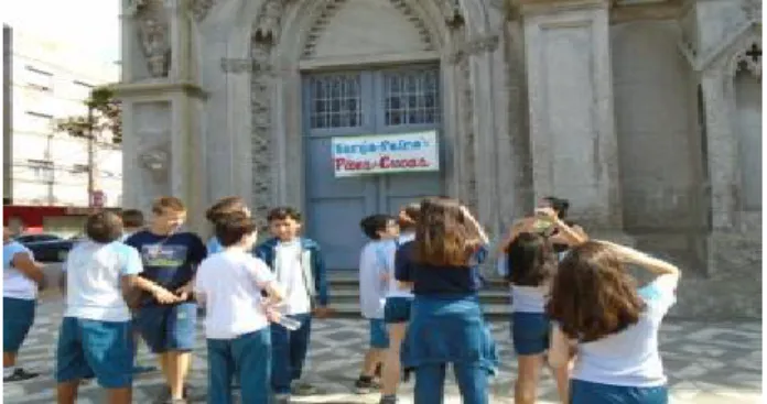 Figura 11 - Alunos e docente durante a aula em frente a igreja.  