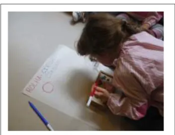 Figura 5 - Criança a registar a figura geométrica encontrada. 