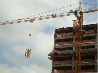 Figura 11. Processo de inserção de um elemento da torre durante a telescopagem de uma grua  torre fixa (fonte: Moura e Carreiro) 