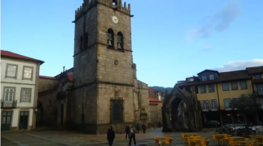 Figura 15 - Largo da Oliveira onde funcionava a Colegiada. No lado esquerdo a Capela  de São Nicolau – Foto do autor 
