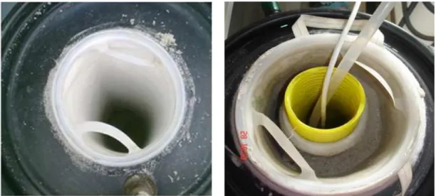 Figura  4.6  -  Pormenor  de  montagem  do  filtro,  colocação  do  saco  de  filtro  na  tampa  do  recipiente  (à  esquerda);  tubo  de  dreno  dentro  do  saco  de  filtro  e  bomba  submersível  para  captação (à direita) 