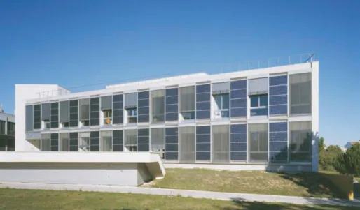 Figura 8 - Integração do sistema fotovoltaico na fachada do edifício Solar XXI, Campus do  LNEG em Lisboa (Fonte: SOLAR XXI, 2010)