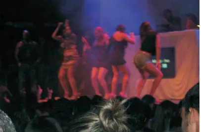 Fig.  11  -  Frequentadoras  dividem  o  palco  com  Mc´s  para  dançar, fonte: Arquivo Pessoal